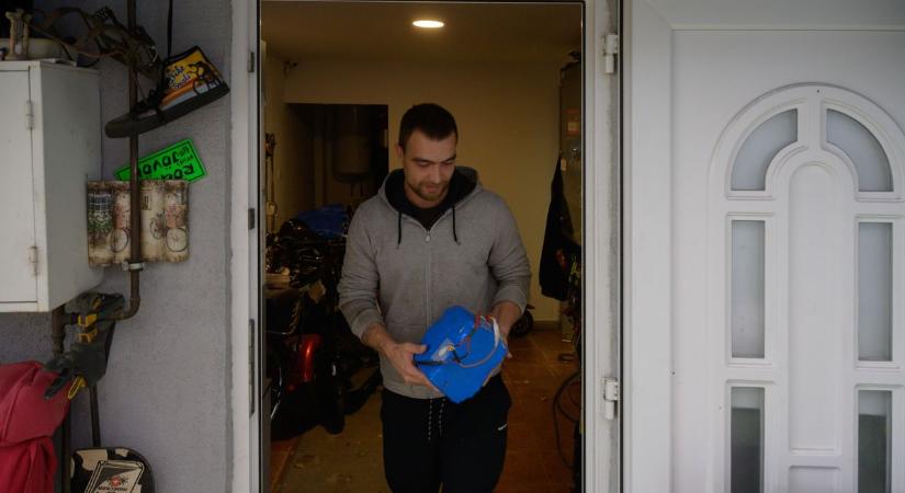 Ilyet még biztosan nem láttál: három rollerből és egy sörösrekeszből építette meg a száguldó hokedlit egy szegedi ezermester – galériával