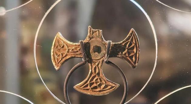 Több mint 1200 év után újra látható a szász kereszt