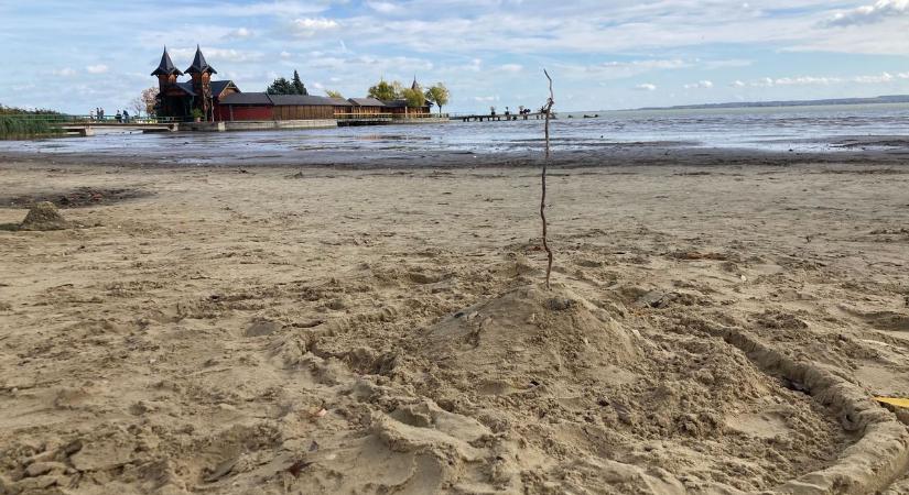 Bokáig sem ér a víz ezen a zalai strandon – megdöbbentő fotók galériánkban
