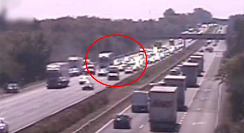 Megpördült, majd kétszer is nekiment a mögötte jövőnek – baleset az M7-esen