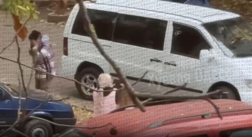 Már a civileknek sem kegyelmeznek a sorozótisztek: gázspray-vel fújtak le egy ukrán nőt Odesszában (VIDEÓ)