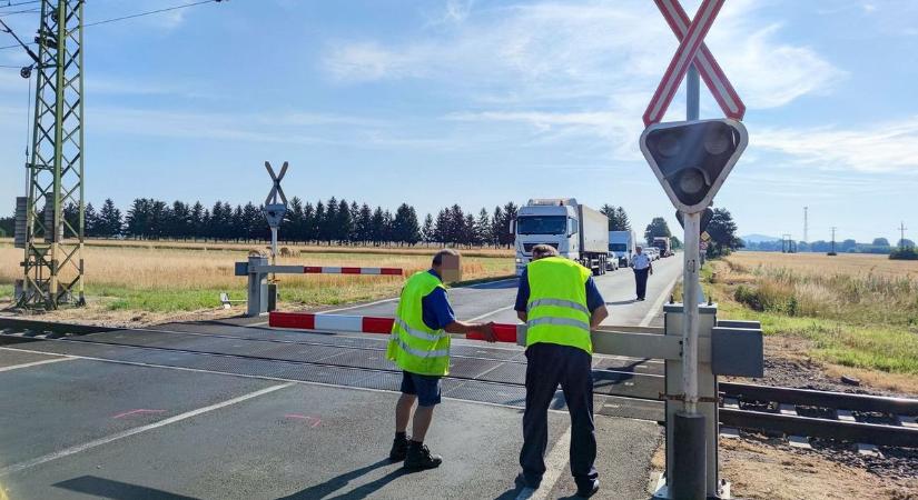 Pirosra váltott a lámpa, letörte a csapórudat a vasúti átjáróban