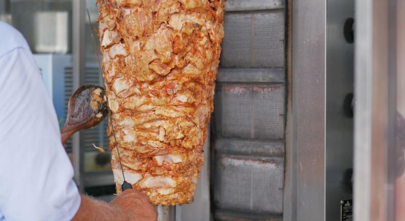 Hús a nyárson, kérdőjel a tálcán – országos hatósági razzia a gyrososoknál