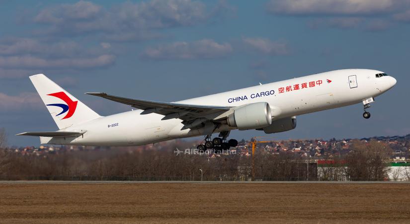 Megérkezett a China Eastern Rijádon át közlekedő első cargo-járata Budapestre