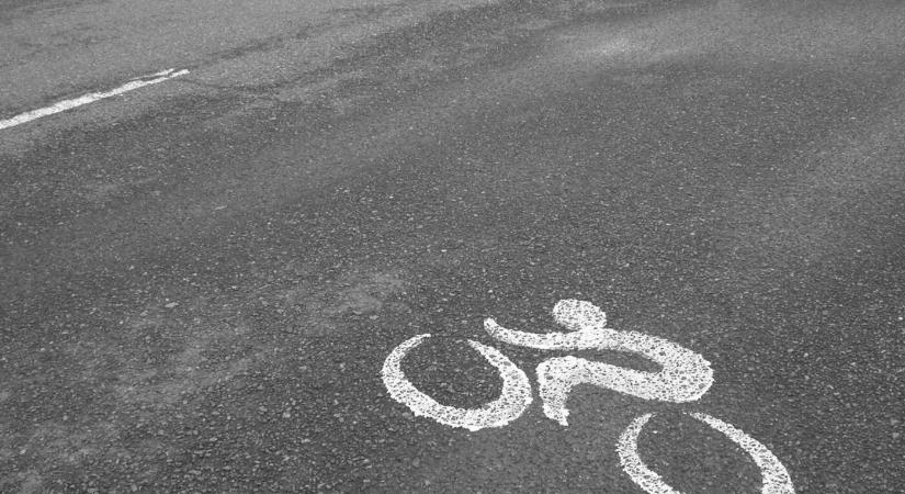 Súlyosan bántalmazott férfit találtak a kerékpárút mellett, a kórházban meghalt
