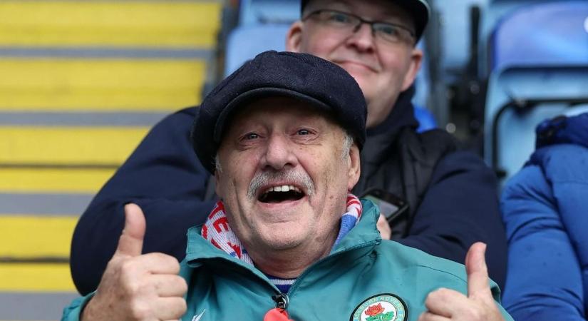 Az edző már benn látta a labdát, de mégsem ment be a kapuba, mert...