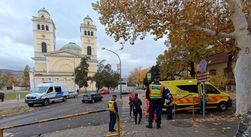Balesethez rohantak a rendőrök és mentők Eger belvárosában  fotók