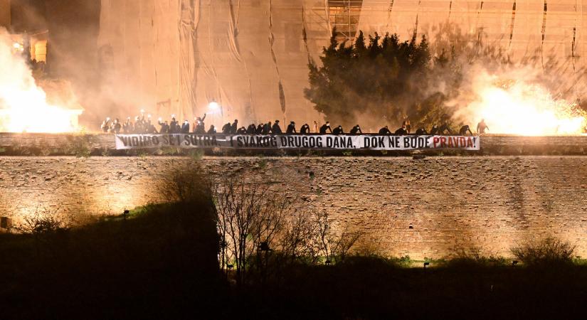 Legalább 37 embert előállítottak Újvidéken a kormányellenes és kormánypárti tüntetők összecsapása után