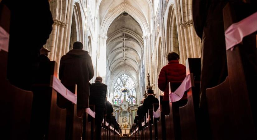 Pedofília miatt eltiltották, mégis évekig szervezhette a gyerektáborokat egy katolikus pap