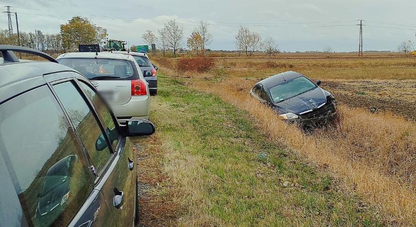 Vízelvezető árokba hajtott egy autó, ezzel két nagyobb balesetet is elkerült – galériával