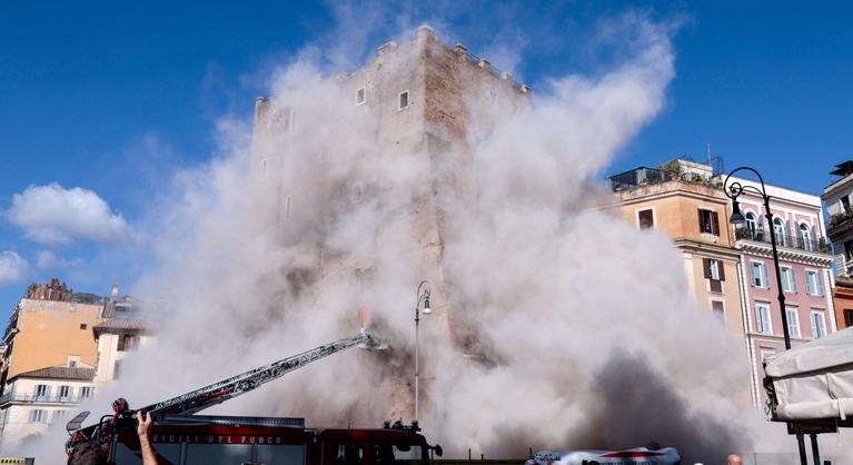 Részben összeomlott egy 13. századi torony Rómában, több munkás a romok alatt rekedt