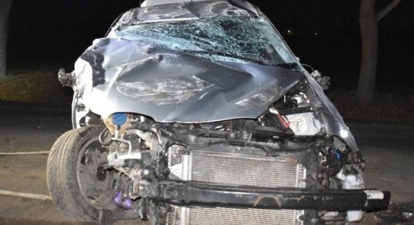 Elképesztő baleset: betonoszlopnak hajtott, majd az árokba csúszott – a sofőr mégis sértetlenül megúszta