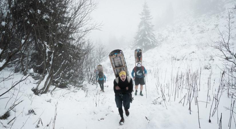 A serpafutam, ahol sárban és hóban cipeltek ötezer kiló lecsót és sört Európa utolsó teherhordói