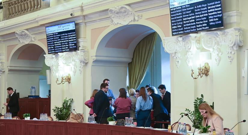 Így működik Magyar Péter szájkosárfrakciója Budapesten