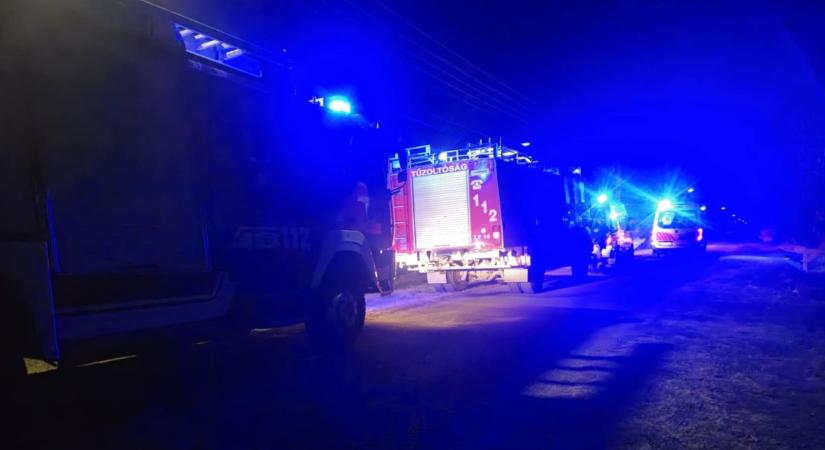 Az egyik földön fekvő felnőtt próbált utolsó erejével segítséget kérni, hogy megmentse családját