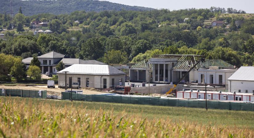 Mészáros és Várkonyi újabb egymilliárdot tolt a Felcsúton építkező cégükbe