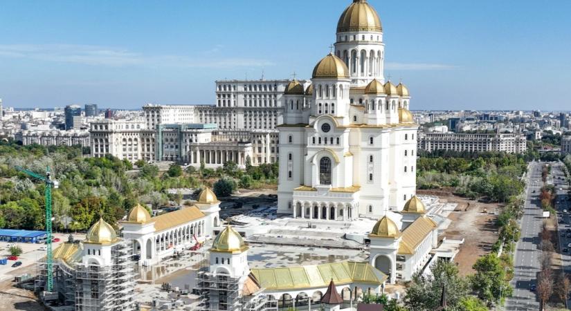 Antiszemita, magyarellenes költő versét szavalták el a bukaresti bazilika átadásán