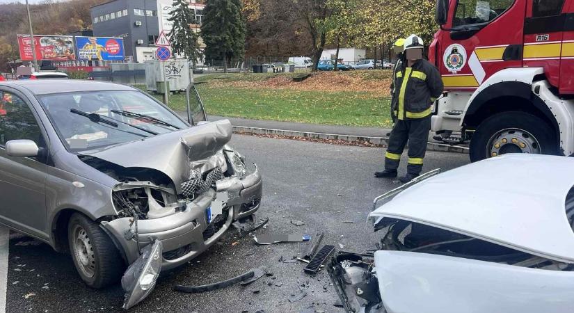 Mindkét sofőrt kórházba szállították, helyszíni képek a baleset helyszínéről, Komlóról (FOTÓK)