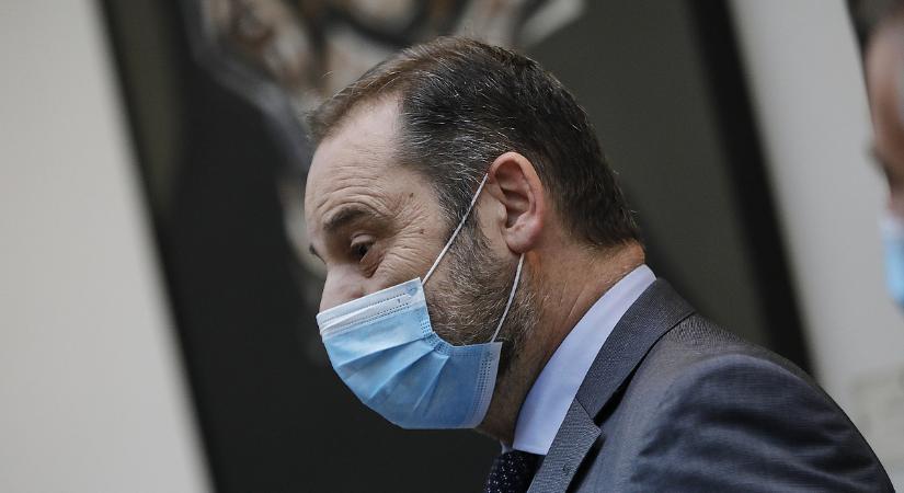 Vádat emelnek a miniszter ellen vesztegetés, sikkasztás és prostituáltak alkalmazása miatt