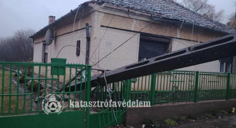 Fa döntött ki egy villanyoszlopot Kálmáncsán, az oszlop öt másikat is magával rántott - fotók