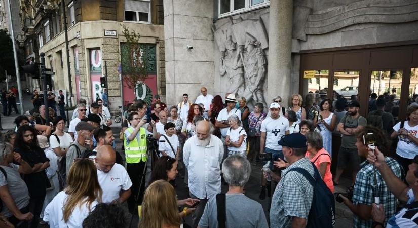 Vádat emeltek Iványi Gábor, Szél Bernadett és több ellenzéki képviselő ellen hivatalos személy elleni erőszak miatt