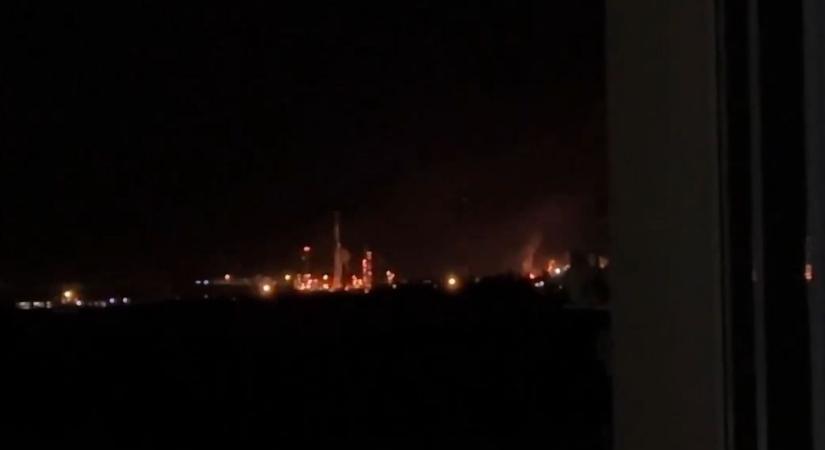 Lecsaptak az ukránok, lángokban állt egy nagy orosz olajfinomító (VIDEÓ)
