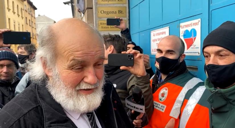 Vádat emeltek Iványi Gábor és több ismert ellenzéki politikus ellen, amiért elállták a NAV ellenőrök útját a Dankó utcában