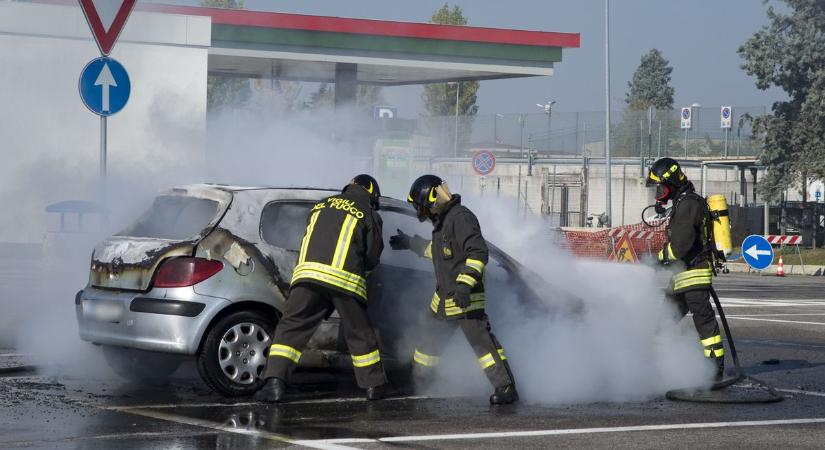 Tankolás közben gyulladt ki egy autó, nagyot alakítottak a benzinkút dolgozói és a tűzoltók