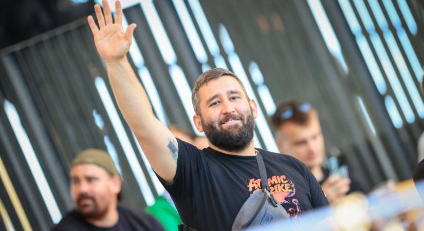 Hihetetlen, mit vállalt be a Paksi FC szurkolója – a szakálla sorsa a csapat formáján múlik!