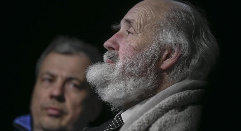 Csoportosan elkövetett hivatalos személy elleni erőszak miatt vádat emeltek Iványi Gábor és több ellenzéki politikus ellen