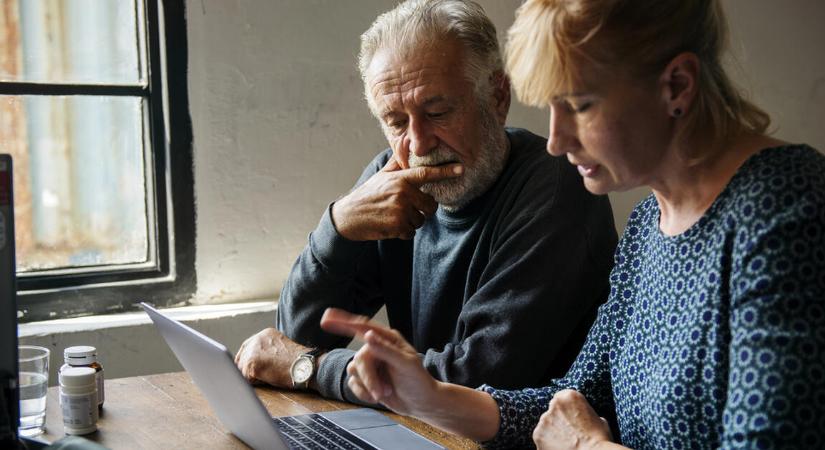 Szabad nyugdíjasként kölcsönnel segíteni a KHR-es családtagot?