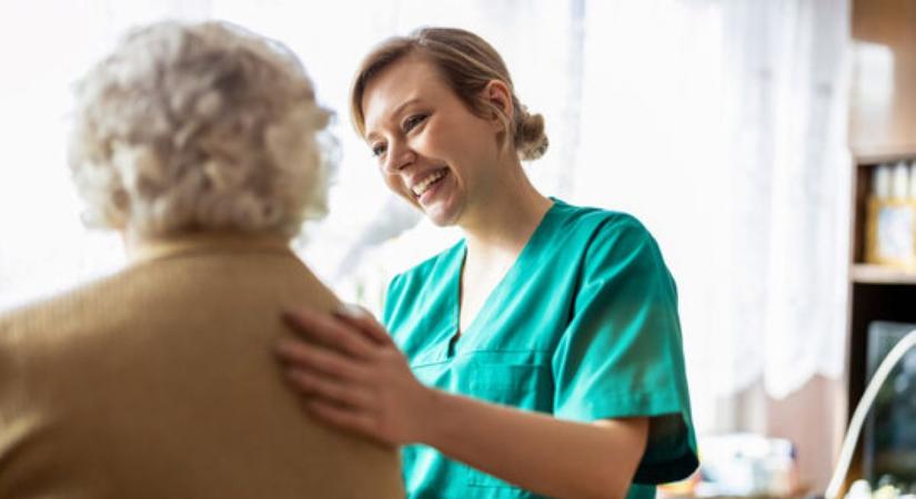 Bírálják az egészségügyi nővéreknek ígért 250 eurós juttatás miatt a minisztert