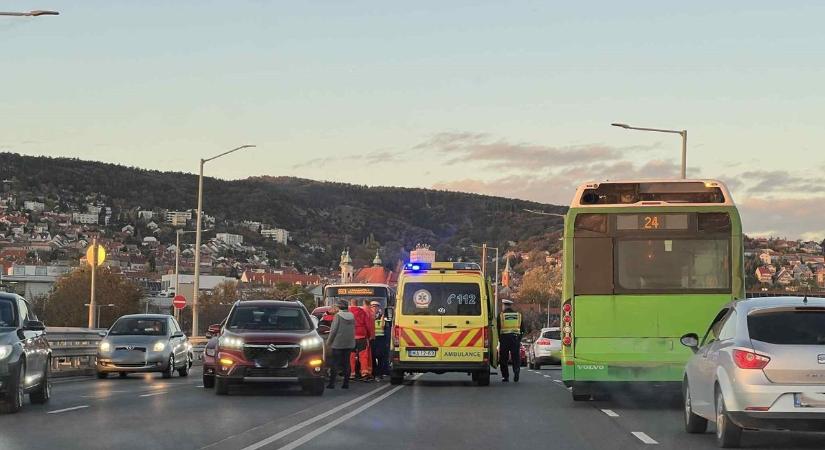 Elesett az Árkád környéke: négyes karambol történt a felüljárón (FOTÓK)