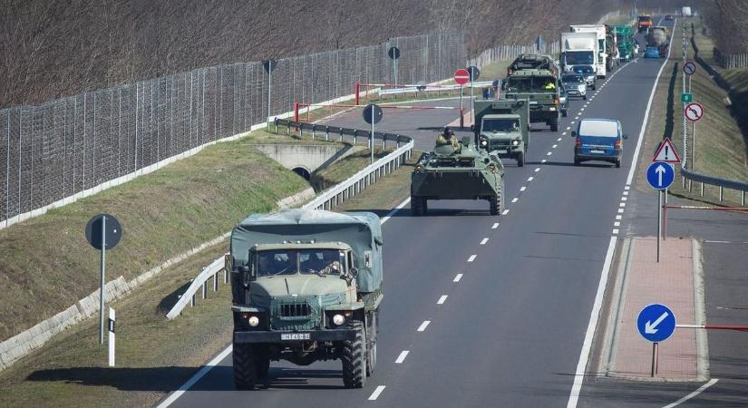 Autósok figyelem! Katonai konvojra kell számítani a 8-as főúton
