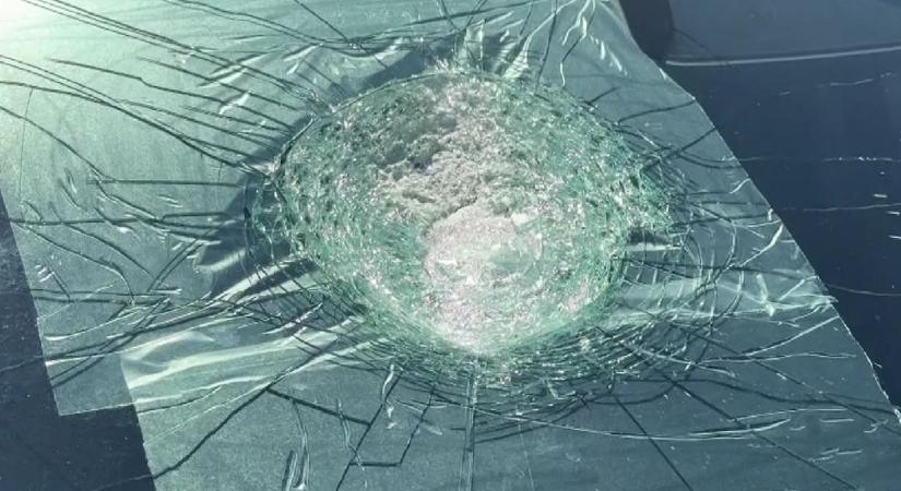 Meteorit ütközhetett egy Tesla szélvédőjének –videó