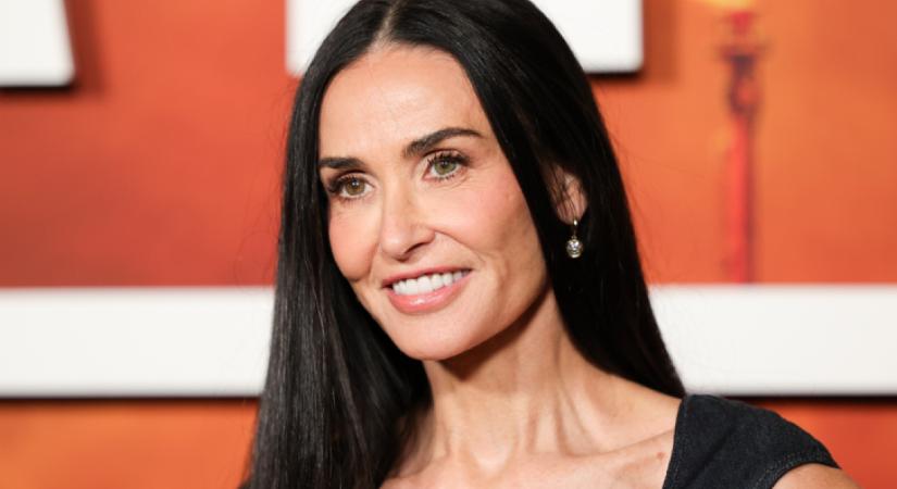 Demi Moore felvette élete legextrémebb pucérruháját, csodás volt benne