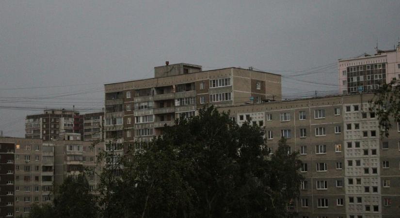 10 fokot zuhant a hőmérséklet, a frontális csapadékzóna keletre szorította az enyhébb levegőt