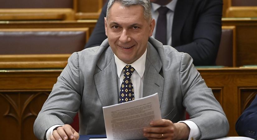 Lázár János kizárná a közbeszerzésekből a rosszul teljesítő cégeket