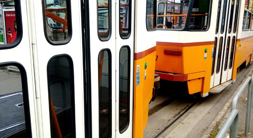 Óriási a baj a Vörösvári úton, megbénult a villamosforgalom is