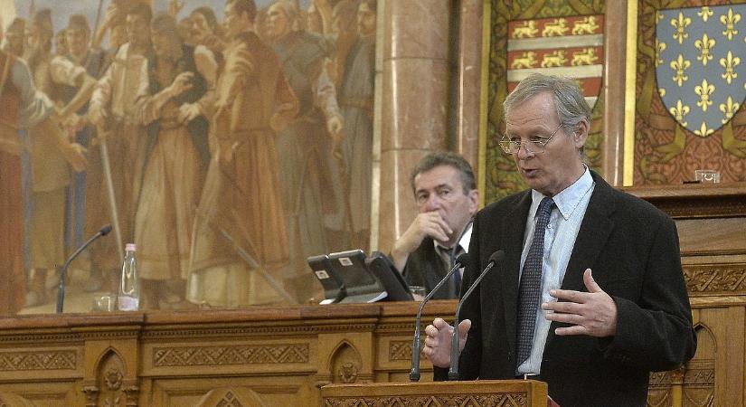 A nyugdíjasok bosszút állnának a szigorú készpénzkorláton – a bankok remeghetnek