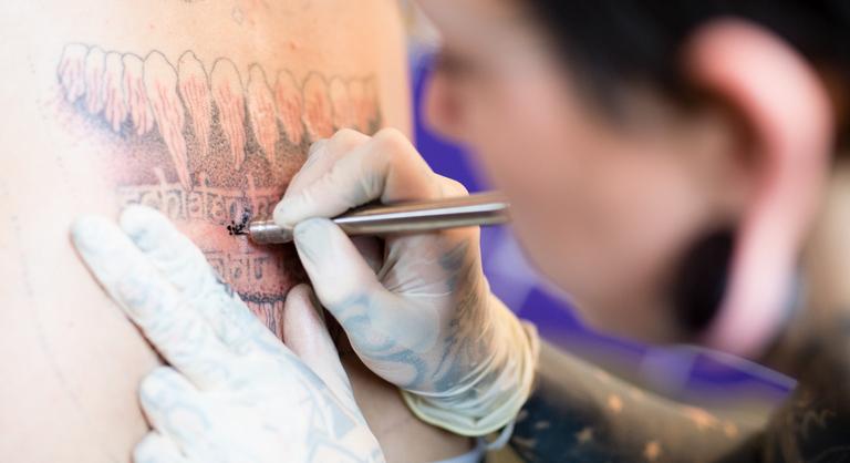 Menő a maradi: újra hódít a handpoke tetoválás