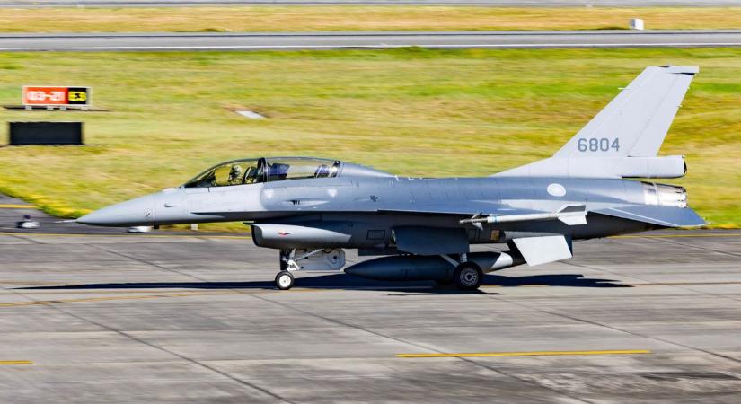 Amerika késésben van: akadozik a Tajvannak szánt fegyverek gyártása – éjt nappallá téve dolgoznak, hogy megnyugtassák a Kínától rettegő szigetet