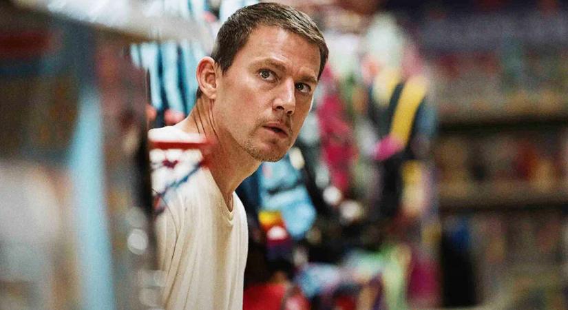 Channing Tatum pucér fenekétől lesz Stockholm-szindrómád – Megnéztük a Roofmant