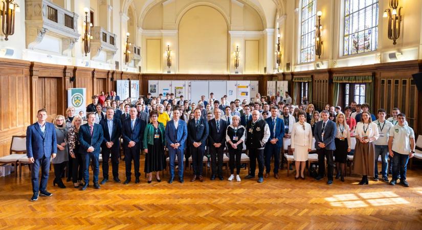 37 diák jutott tovább a Debreceni Egyetem versenyéről