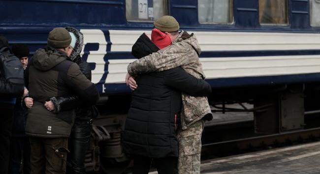 Mostantól törvényesen halasztást kaphatnak a védelmi iparban dolgozó, körözés alatt álló és katonakönyv nélküli férfiak