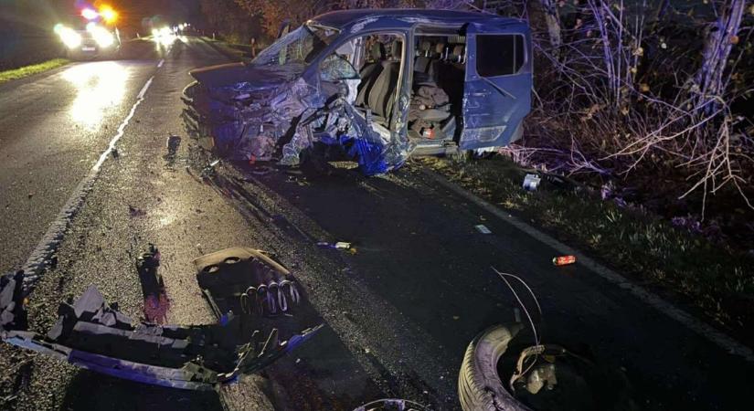 Frontálisan ütközött két jármű a 84-esen, fotók a rommá tört autókról