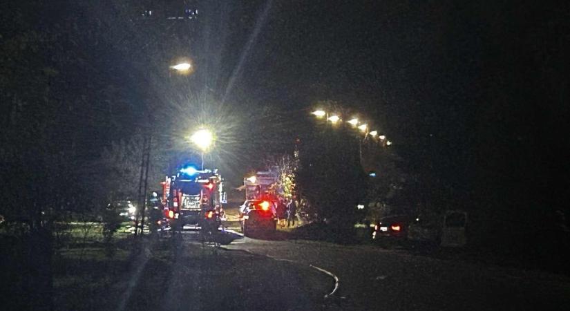 Ég egy garázs Nyúlon, egy kisteherautó és egy személykocsi is lángra kapott - frissítve, fotók