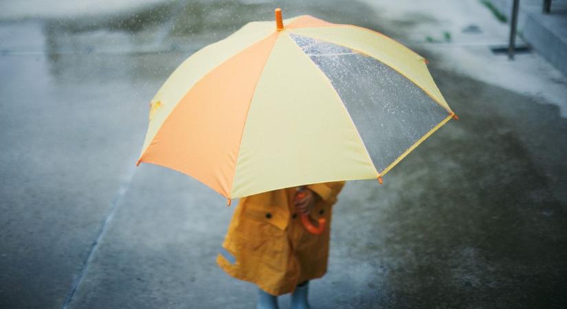 Esőcseppek a napfény útjában Dunaújvárosban