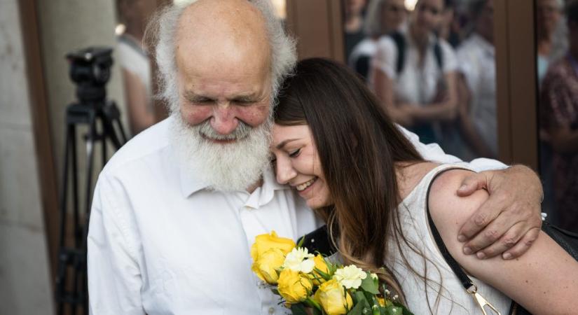 Donáth Anna: Hivatalos személy elleni erőszakkal vádolnak egy akadémikust, egy kisgyereket nevelő anyát és két nyugdíjast