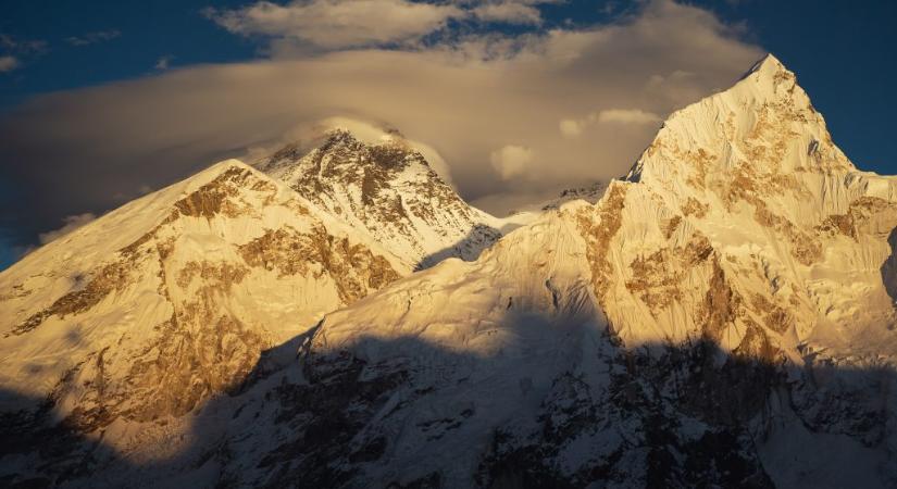 Lavina ért egy alaptábort a Himalájában, több hegymászó meghalt